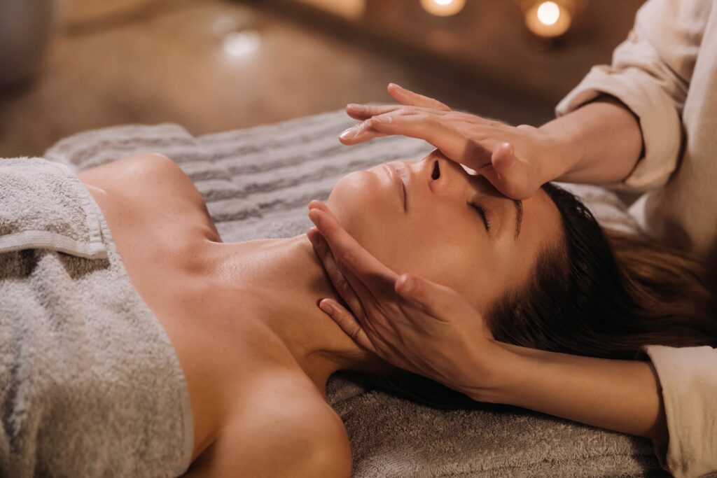 A,Cosmetologist,Girl,Does,A,Facial,And,Neck,Massage,To