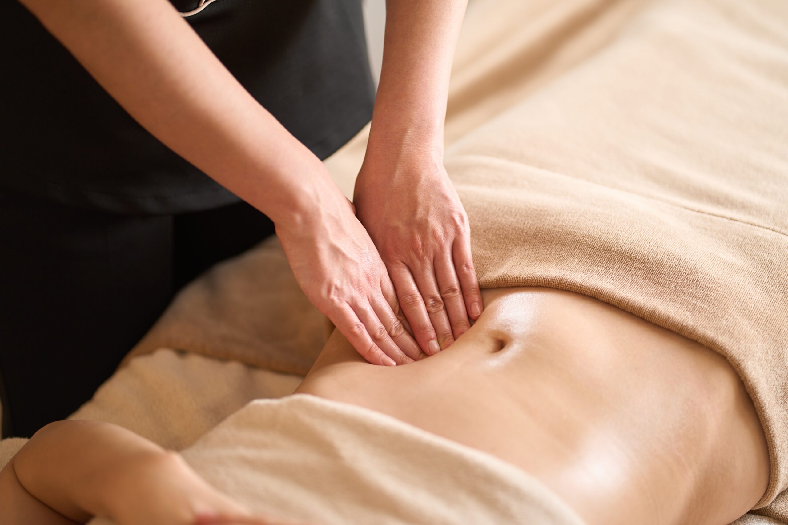 A,Woman,Receiving,A,Belly,Massage,At,A,Beauty,Salon